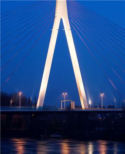 Die Raiffeisenbrücke wird für eine Stunde verdunkelt.Foto: Stadt Neuwied