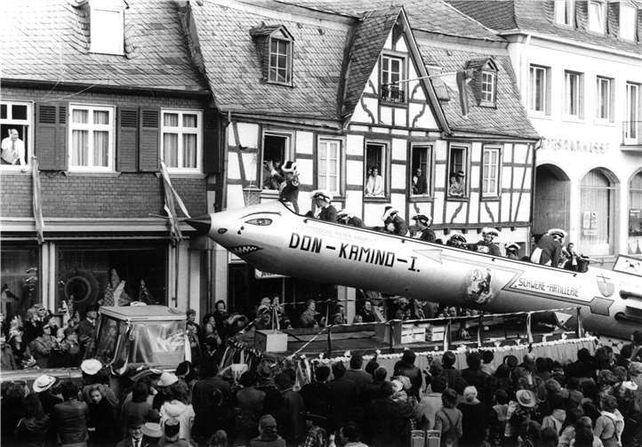 Die Rakete des Funken-Korps Schwere Artillerie beim Rosenmontagsumzug 1974 mit Commodore Peter Rahm an der Spitze.Foto: Roland Thees