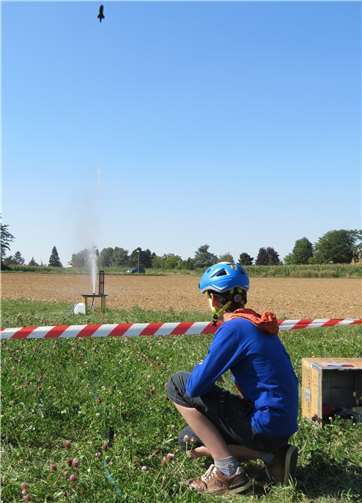 Die Raketen wurden von einer Startrampe unter Wasserdruck in den blauen Himmel geschossen