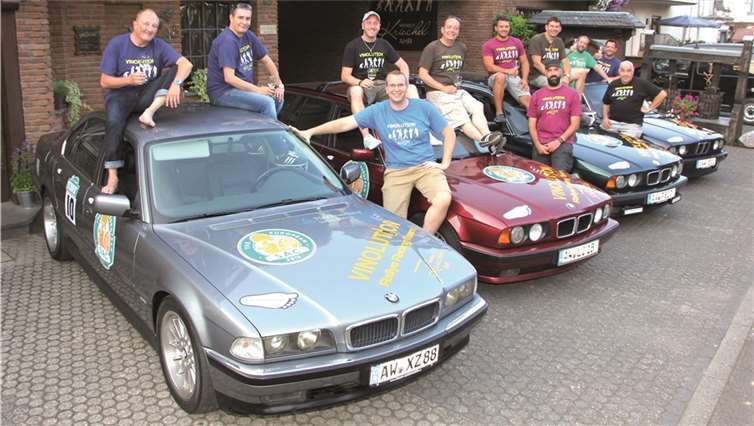 Die Rallyeteilnehmer (auf den Autodächern) mit Peter, Michael und Ernst Kriechel (stehend v.l.), die als Sponsoren den guten Zweck der Veranstaltung unterstützen. Fotos: BÜN
