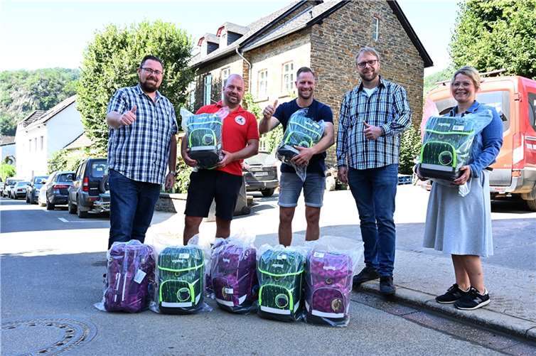 Die Ranzen werden künftig Mayschosser Kinder glücklich machen- Foto: RASCH
