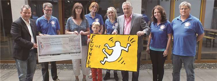 Die Rasselsteiner Betriebsratsvorsitzenden Wilfried Stenz und Alexander Reuschenbach übergeben einen Flutopfer-Spende von Mitarbeitern an die Kindertagesstätte der AWO Neuwied. privat