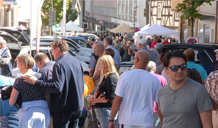 Die Kannenbäckerstadt bat zu Tisch Die Rathausstraße am Sonntagmittag – wo sonsthauptsächlich Autos verkehren, bummelten die Festbesucher.
