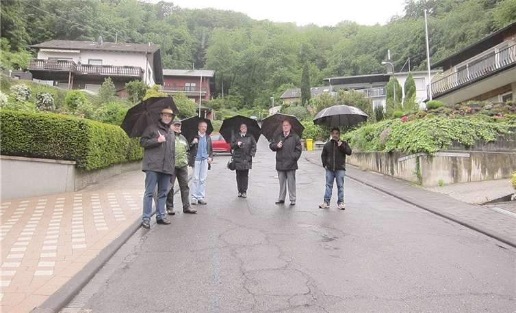 Die Rats- und Ausschussmitglieder der FWG bei einer Ortsbegehung im Sauerhals. privat