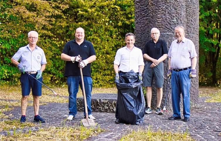 Die Ratsmitglieder Manfred Bastian, Thorsten Schneider und Dr. Thorsten Rudolph mit ihren Vorstandskollegen Hartmut Bürgstein und Walter Schneider vor Ort bei der Arbeit.Quelle: SPD-Ortsvereine Karthause und Süd