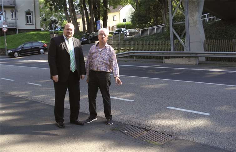 Die Ratsmitglieder Thorsten Schneider (l.) und Manfred Bastian vor Ort. privat
