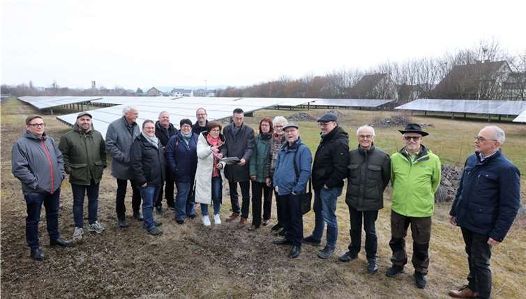 Die Ratsmitglieder der Papaya bei einer Besichtigung von Photovoltaikanlagen in Block. Sie hoffen, dass sich ähnliche Anlagen – nur in größerem Maßstab – auch im Engerser Feld realisieren lassen und öffnen den Stadtwerken gern politisch die Türen für eine entsprechende Prüfung.  Foto: CDU-Stadtratsfraktion