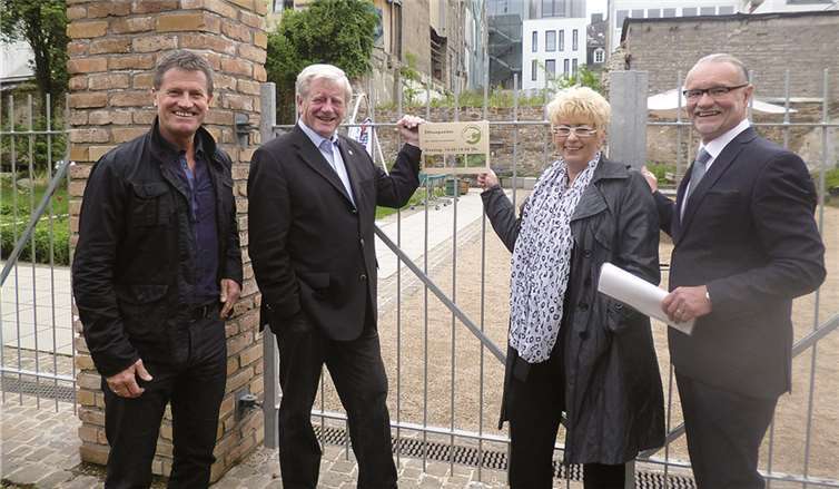 Die Ratsmitglieder standen bei schönem Wetter vor verschlossener Tür. privat