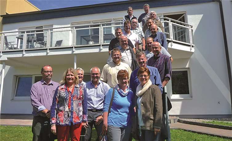 Die Ratsmitglieder und die Ortsbürgermeister von Linkenbach und Dürrholz Achim Hoffmann, v.l und Anette Wagner, v.r. mit Sabine Steinborn-Dornan, 2.v.l., Rainer Busch, 3.v.l., Frank Busch, 4.v.l. und VG-Beigeordneter Wolfgang Runkel, 2. Reihe v.o.r.privat