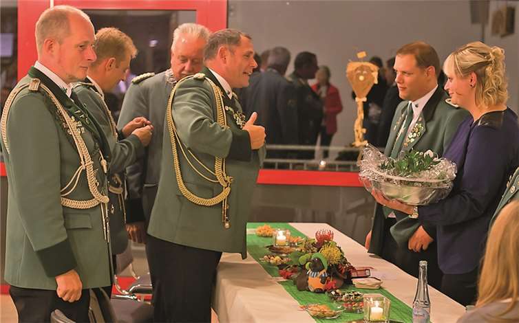 Die Raubacher Abordnung mit (v.r.) Marcus Bischoffberger, Kevin Romich, Dieter Körfer und Sascha Vohl gratulierte Nadine und Dennis Kambeck.WT