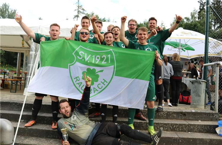 Die Raubacher Dorfjugend feierte ihren dritten Platz mindestens wie den Turniersieg.