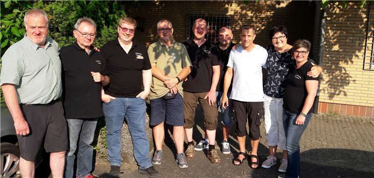 Die Raubacher Schützen (v.l.): Michael Kellner, Michael Zrinyi, Frank Schmuck, Jörg Zimmermann, Achim Beer, Albert Mittmann, Gerd Schleifenbaum, Rosi Schmuck, Martina Mittmann.privat