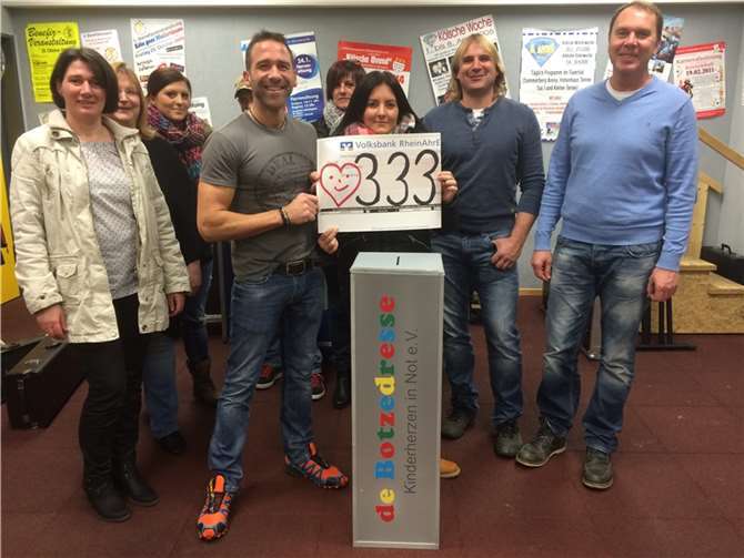 Die Raubritter Mohnen aus Hain spendeten den Erlös ihrer Sitzung vom Februar.