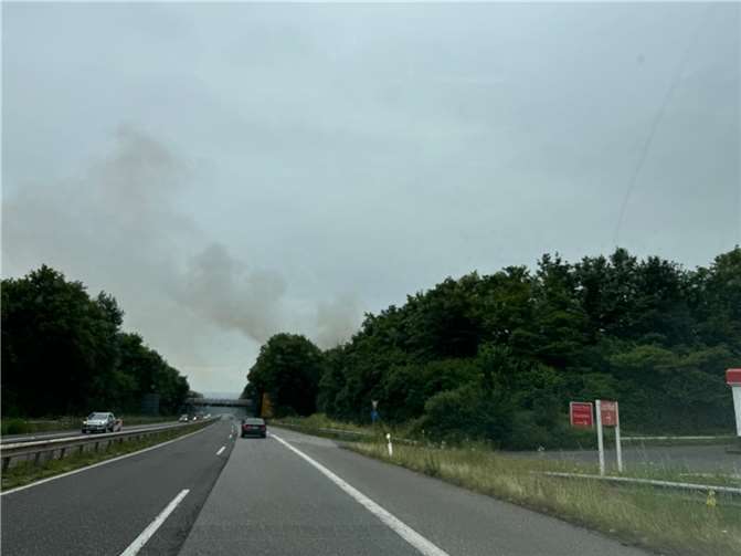 Die Rauchentwicklung ist auch von der B9 aus zu sehen.  Foto: ST