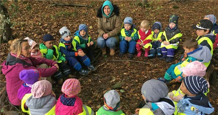 Die Raupengruppe besucht den Wald im Kottenforst. Stadt Meckenheim