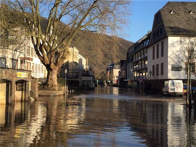 Die Ravenéstraße ist vom Bahnhof bis zur Kreissparkasse komplett unter Wasser.