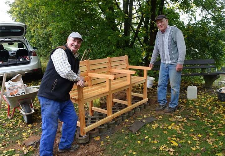 Die Razejunge haben eine Seniorenbank aufgestellt. Foto: privat