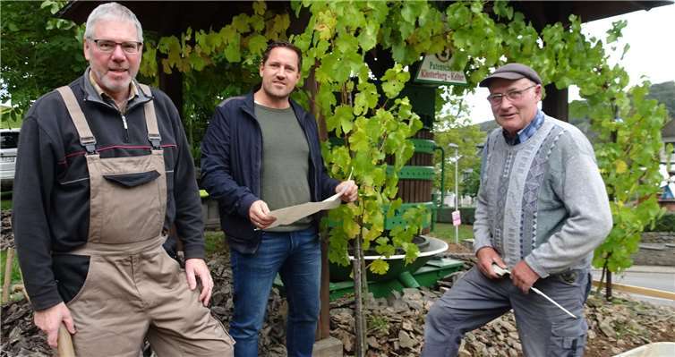 Die Razejunge informieren Ortsbürgermeister Arnold Waschgler (Mitte) bei seinem Besuch über den Projektfortschritt.Foto: privat