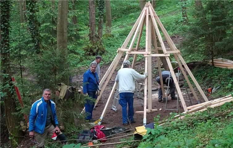 Die Razejunge und Mitglieder des Helferteams beim Errichten des neuen Kita Waldhauses.Foto: privat