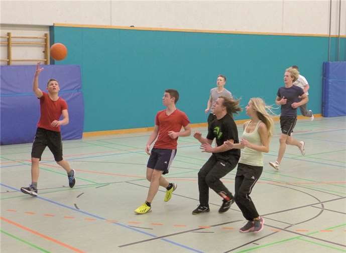 Die Real- und FOS-Schüler zeigten beim Vierballturnier vollen Einsatz.privat