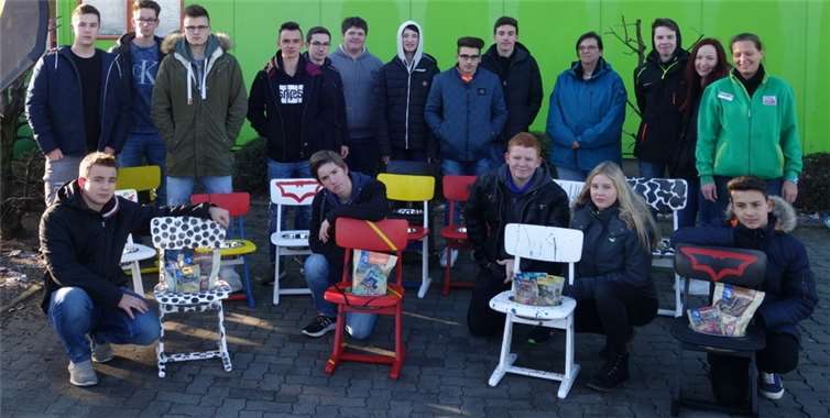 Die Realschüler mit dem Ergebnissen ihrer Arbeit.Privat