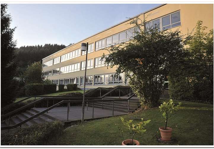 Die Realschule Plus und die neue Fachoberschule sind seit dem 01.08.2011 in Trägerschaft des Kreises AhrweilerDie Fachoberschule ist ein zweijähriger Bildungsgang an der Realschule Plus, der Unterricht und Berufspraxis verbindet und im Anschluss an die zehnte Klasse zur Fachhochschulreife führt. In Adenau wird die Fachrichtungen Wirtschaft und Verwaltung und die Fachrichtung Gesundheit angeboten. Im neuen Schuljahr haben sich 23 Schüler für die Fachrichtung Wirtschaft und Verwaltung (2012: 16) und 8 Schüler (2012: 13) für die Fachrichtung Gesundheit angemeldet. Den Praxisteil erwerben die Schülerinnen und Schüler im ersten Jahr, indem sie an drei Tagen in Betrieben, Verwaltungen oder Kranken- und Pflegeeinrichtungen arbeiten.