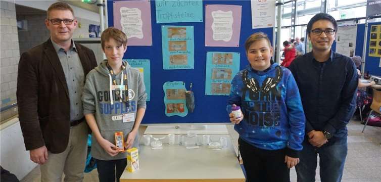 Die Realschule plus Nachtsheim mit ihrem Tropfstein-Projekt - v.l.n.r. Ralf Heuft (Schulleiter St. Stephanus-Realschule plus Nachtsheim), Markus Engels, Vincenz Thome, Johannes Michels (betreuender Lehrer). Es fehlt Teresa Freund (als drittes Gruppenmitglied). STUKO