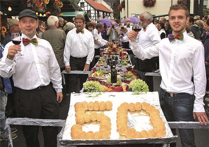 Die Recher Kning gratulierten zum Jubiläum mit einer langen Festtafel, überreich gedeckt mit Wein, feinen Speisen, Kerzenleuchtern und einem leibhaftigen Schweinskopf. BÜN