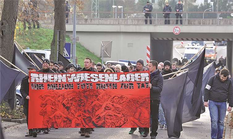 Die Rechtsradikalen marschierten vom Bahnhof durch die Unterführung zur Schwarzen Madonna. -ab-