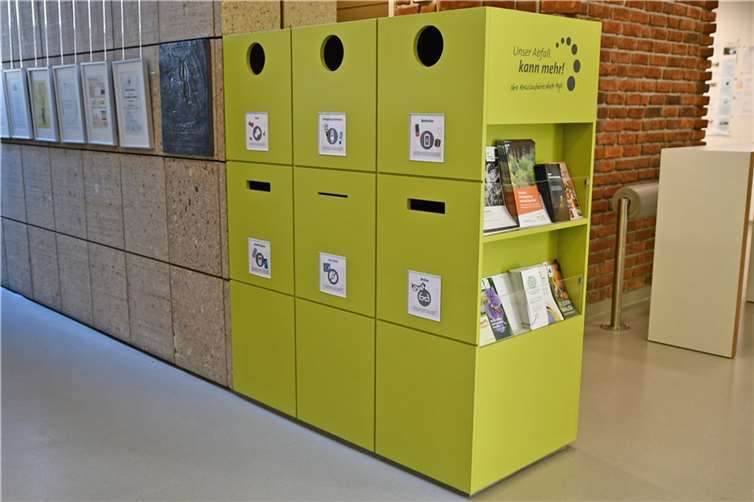 Die Recyclingkisten im Eingangsbereich des Kreishauses. Foto: Kreisverwaltung/W.Schäfer