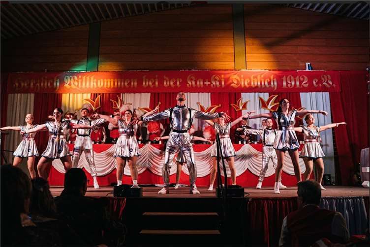 Die Red Jackets mit ihrem Showtanz "Space". Fotos: Ka+Ki Rot-Weiß Dieblich