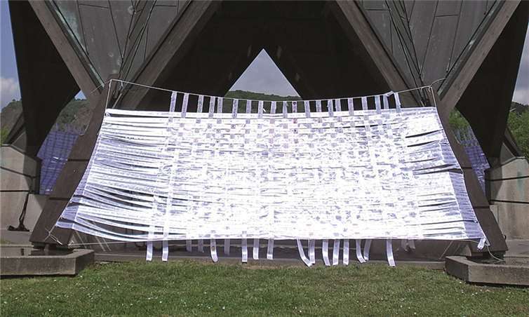 Die Rede von Richard von Weizsäcker wurde in einem neuen Verhüllungsprojekt eingewoben in die Friedensbotschaften von Schülern. privat