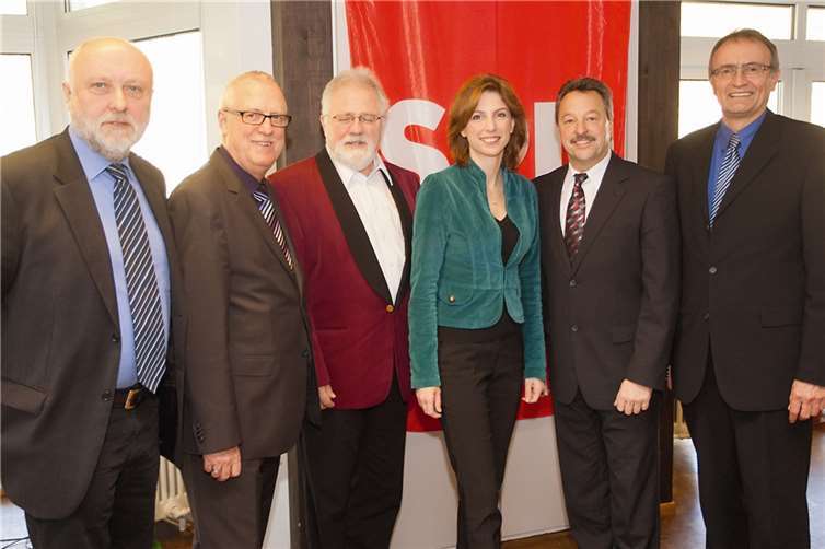 Die Redner des Neujahrsempfangs: Ortsbürgermeister Joachim Herzog, Landtagsabgeordneter Fredi Winter, Vorsitzender der SPD Melsbach Johannis Emmerich, Bundestagsabgeordnete Sabine Bätzing-Lichtenthäler, Verbandsbürgermeister Hans-Werner Breithausen und Landrat Rainer Kaul (v.l.).WT
