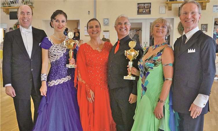 Die Redoute-Paare: (Von links) Dr. Jürgen Kirch und Viktoria Stelling (zweifache Sieger Senioren II B und Aufsteiger A-Klasse), Dr. Ingrid Hupp und Joachim Eckermann, Ulrike und Bob Schneider (Sieger Senioren III B).  Dieter Assenmacher