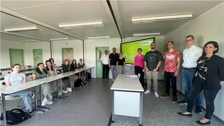 Die ReferentInnen vom Team Zukunftstag (v.r.n.l.): Anèlique Link, Thomas Weiß, Adrian Rochert, Florian Wahl, Marthe Hofmann, Tina Bensch. Daneben die beiden stellvertretenden Schulleiter Marco Müller und Wolf-Thomas Kress sowie SchülerInnen des 11. Jahrgangs.  Foto:Marco Müller