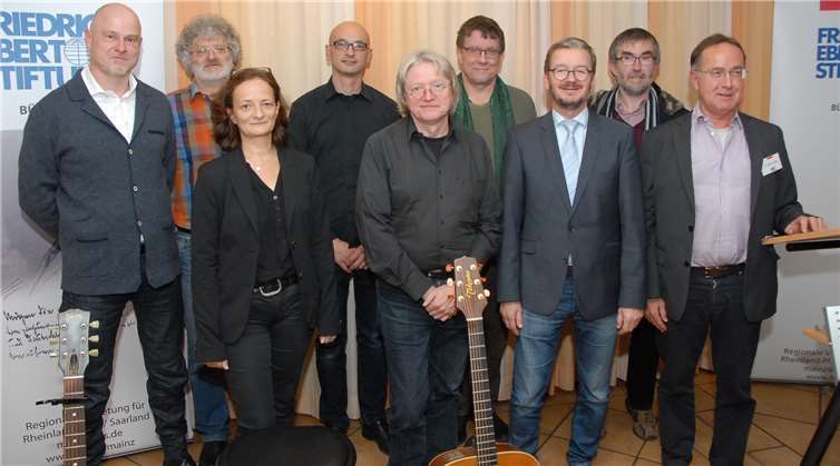 Die Referenten des Abends zusammen mit Veranstalter Uli Schmidt (2. von links).KER