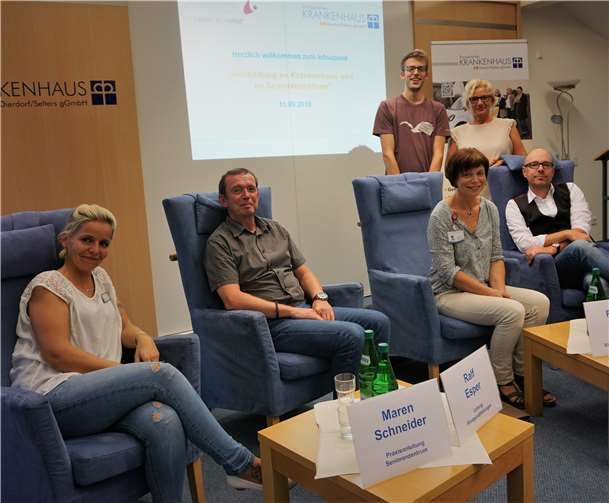 Die Referenten freuten sich über die rege Teilnahme. V. l.: Maren Schneider (Praxisanleitung Seniorenzentrum Uhrturm), Ralf Esper (ltd. MTRA im Krankenhaus Dierdorf/Selters), Moritz Joos (stehend, Auszubildender Gesundheits- und Krankenpfleger), Renate Michel (Lehrerin Bildungswerkstadt Limburg), Sabine Schmalebach (stehend, Pflegedirektorin Krankenhaus) und Thomas Schulz (Geschäftsführer Krankenhaus).privat