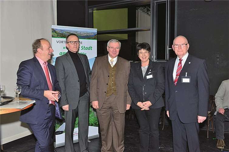 Die Referenten und die Organisatoren der letzten Veranstaltungs- und Diskussionsreihe „Grüne Stadt am Wasser“ zum Thema “Konversion Fritsch-Kaserne – Eine unendliche Geschichte?” (von links): Frank Hastenteufel, Leiter des Amts für Stadtentwicklung und Bauordnung der Stadt Koblenz, Thomas Hammann, Leiter des Amtes für Wirtschaftsförderung der Stadt Koblenz, Prof. Dr. Joachim Hofmann-Göttig, Oberbürgermeister der Stadt Koblenz, Anna Maria Schuster, Geschäftsführerin der BUGA-Freunde und Ernst H. Lutz, Vorsitzender der BUGA-Freunde.