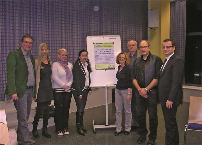 Die Referenten (v.li.): Dipl. Psych. Andreas Markert, Lebensberatungsstelle Neuwied, Dr. Regine Krake, Psychiaterin aus Neuwied, Kerstin Bouwer, Expertin in eigener Sache, Dr. Christa Roth-Sackenheim, Psychiaterin aus Andernach, Moderatorin Melitta Hofer, Rhein-Mosel-Akademie Andernach, Privatdozent Dr. Udo Porsch, Landespsychotherapeutenkammer Mainz, Dr. Ulrich Kettler, Psychiatriekoordinator und Sven Füssel, Techniker Krankenkasse Mainz.. privat