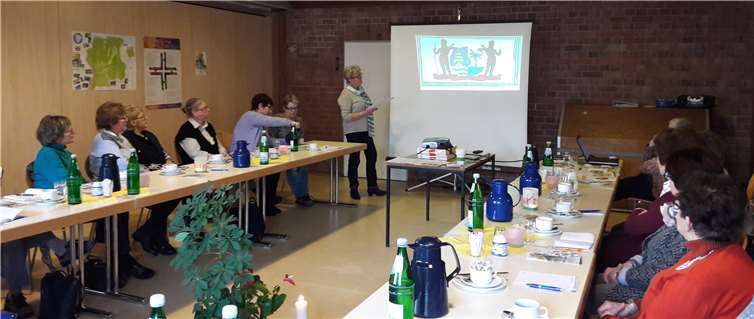 Die Referentin Annedore Brock informierte die 26 anwesenden Frauen über die wirtschaftliche und soziale Situation der Menschen in Surinam.Kfd-Dekanat Ahr-Eifel