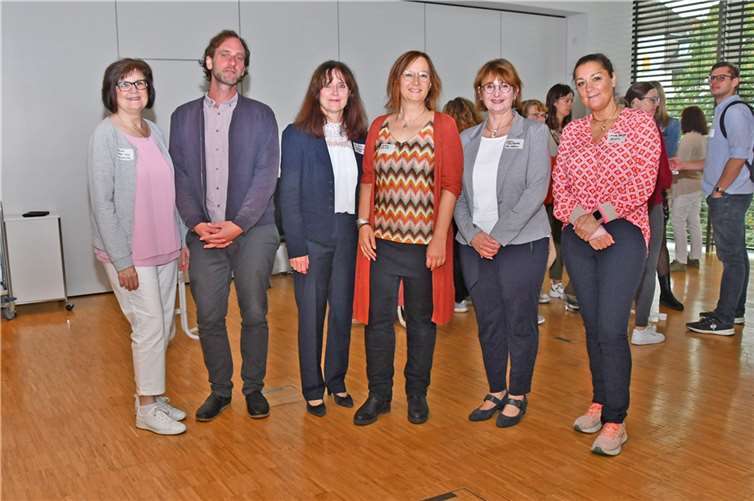 Die Referentin Barbara Nemesh-Baier (3.v.r.) gemeinsam mit (von links) Daniela Becker-Keip von der HWK Koblenz, Thomas Maier vom Netzwerk „Erfolgsfaktor Familie“, Lea Bales von der Fachkräfteallianz Mayen-Koblenz, Yvonne Brachtendorf von der IHK Koblenz und Minka Bäumges vom Koblenzer Bündnis für Familie. Foto: Kreisverwaltung/W.Schäfer