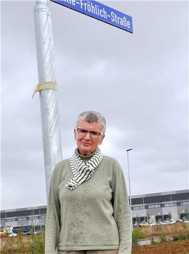 Die Referentin Birgit Formanski vor dem neuen Straßenschild im Wolbersacker.Foto: Stadtarchiv Rheinbach