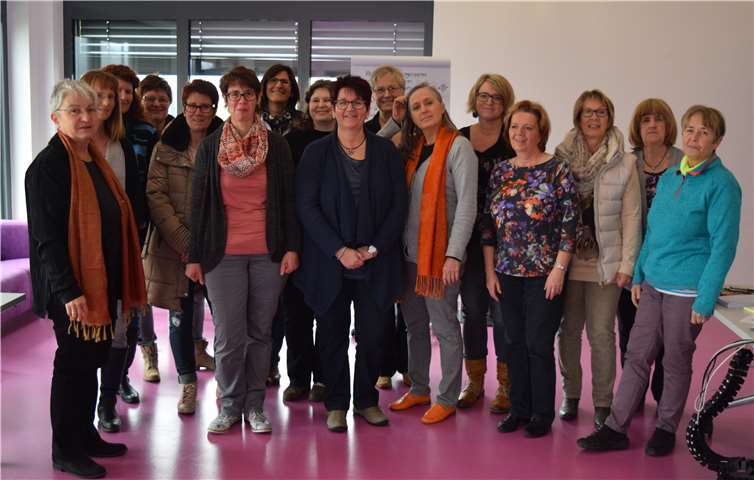 Die Referentin Elena de Graat (work and life, Bonn) mit den Ratsfrauen.privat