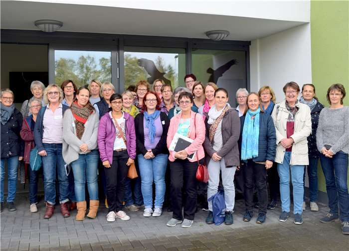 Die Referentin Monika Gräf mit den Seminarteilnehmerinnen vor dem außerschulischen Lernort in Linkenbach. Foto: Picasa