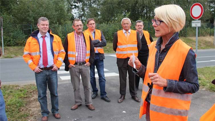 Die Referentin der Abfallwirtschaft, Petra Knopp (rechts), gab einen Einblick in die Technik.privat