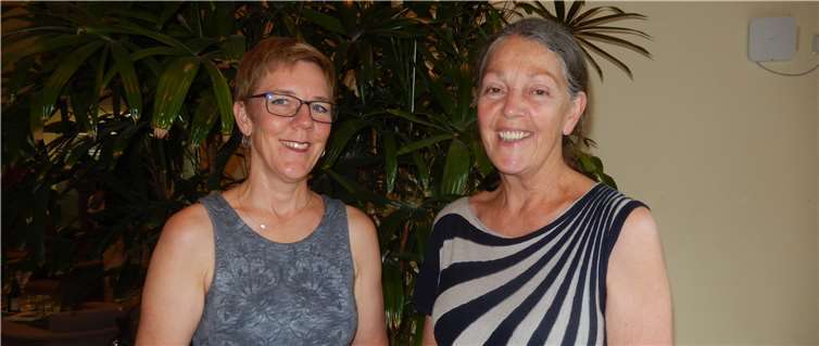 Die Kraft der Sprache Die Referentin des Abends Claudia Rypczinski (l.) und die Vorsitzende der Telefonseelsorge Bad Neuenahr-Ahrweiler Lena Saltzmann.Foto: RU