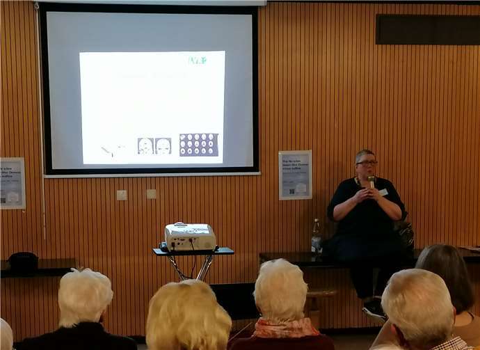 Die Referentin erläutert die Auswirkungen einer Demenz-Erkrankung im Gehirn.