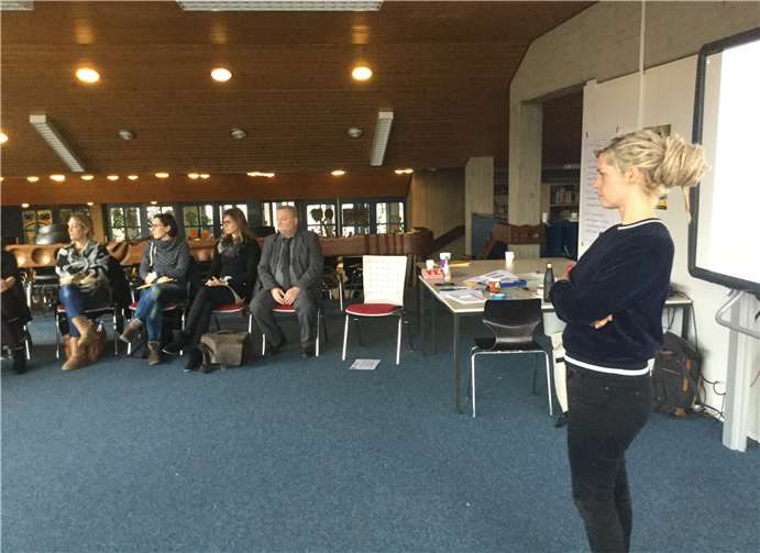 Die Referentinnen Birte Führing und Lisa Küchenhoff von International Rescue Committee (IRC) reisten aus Berlin an, um international erprobte Konzepte für die Arbeit mit geflüchteten Schülerinnen und Schülern vorzustellen.