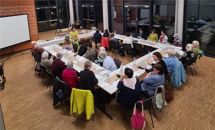 Die Referentinnen Helga Wendel und Neusa Ferdinand führten durch den Abend und bereiteten verschiedene Leckereien zu. 