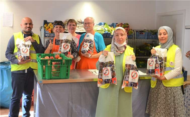 Die Regale sind gefüllt, die Tüten gepackt. Wenn die ersten Tafelkunden kommen, starten v.li. Fatih Ates, Angelika Schorn, Mary Witsch, Jürgen Kramke, Arzu Bilem und Songül Erdem durch. Foto: E.T. Müller